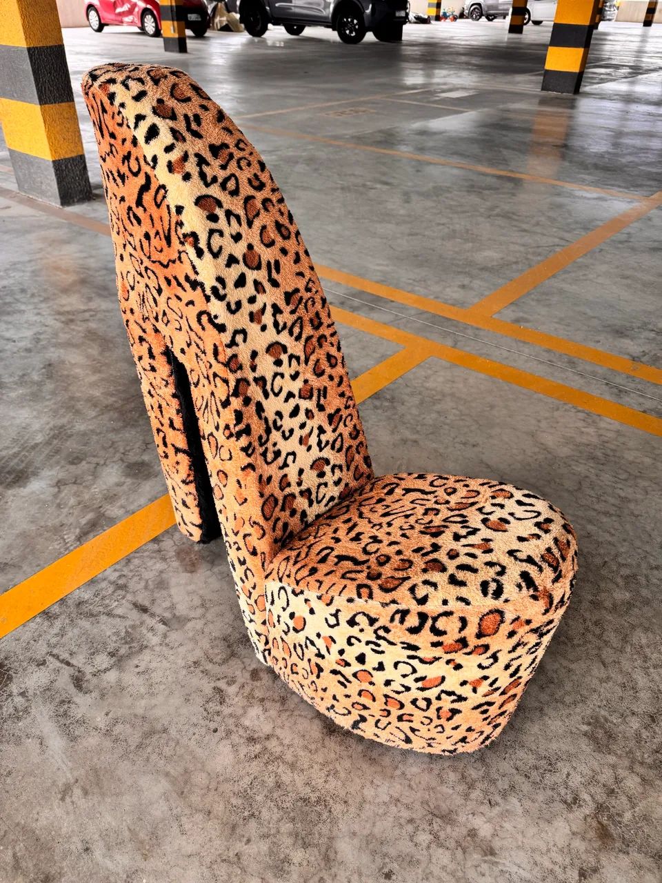 Puff modelo tamanco com estrutura de madeira coberto com carpete 