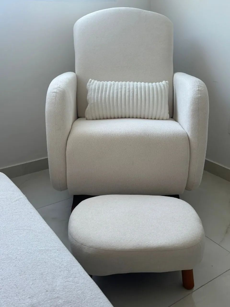 Poltrona de amamentação com puff 