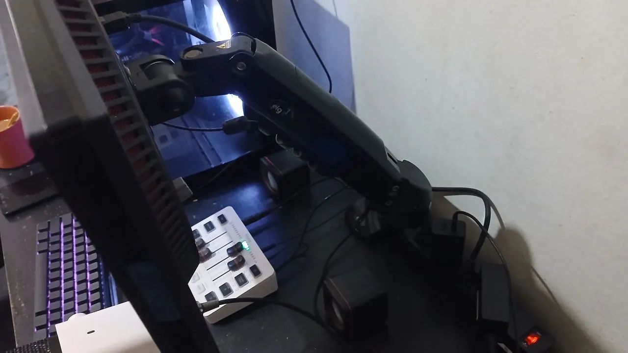 Monitor LG Ultra Gear 144HZ 24 polegadas com braço articulado  - Foto 3