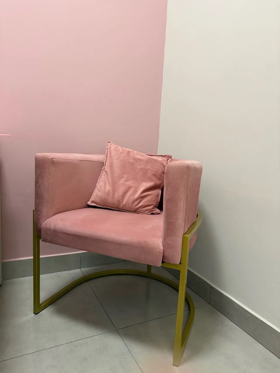 Poltrona arredondada rosa