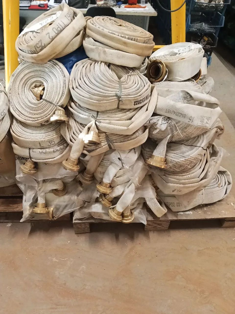 Vendo mangueiras de combate a incêndio.