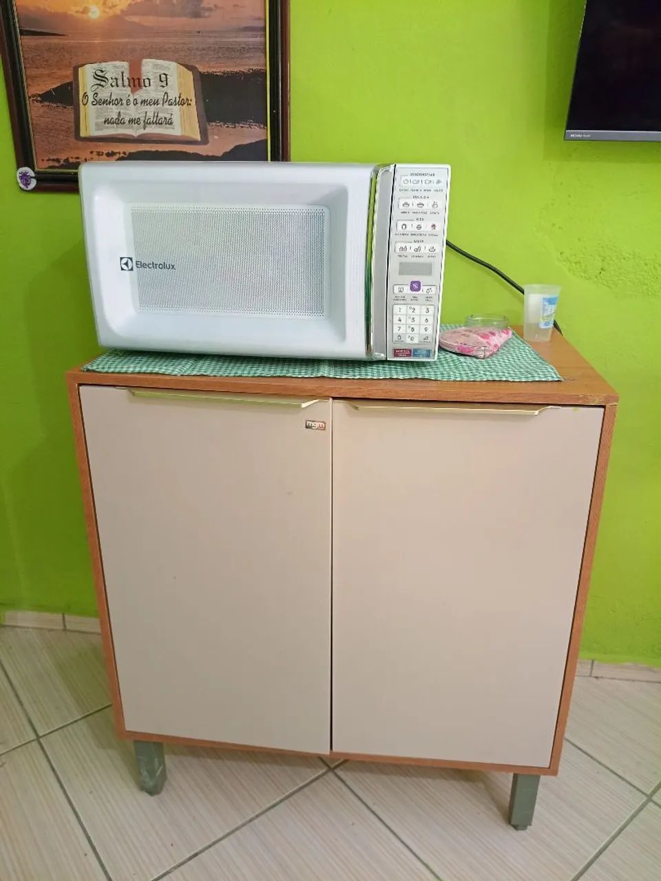 Vendo microondas e Armário de cozinha 