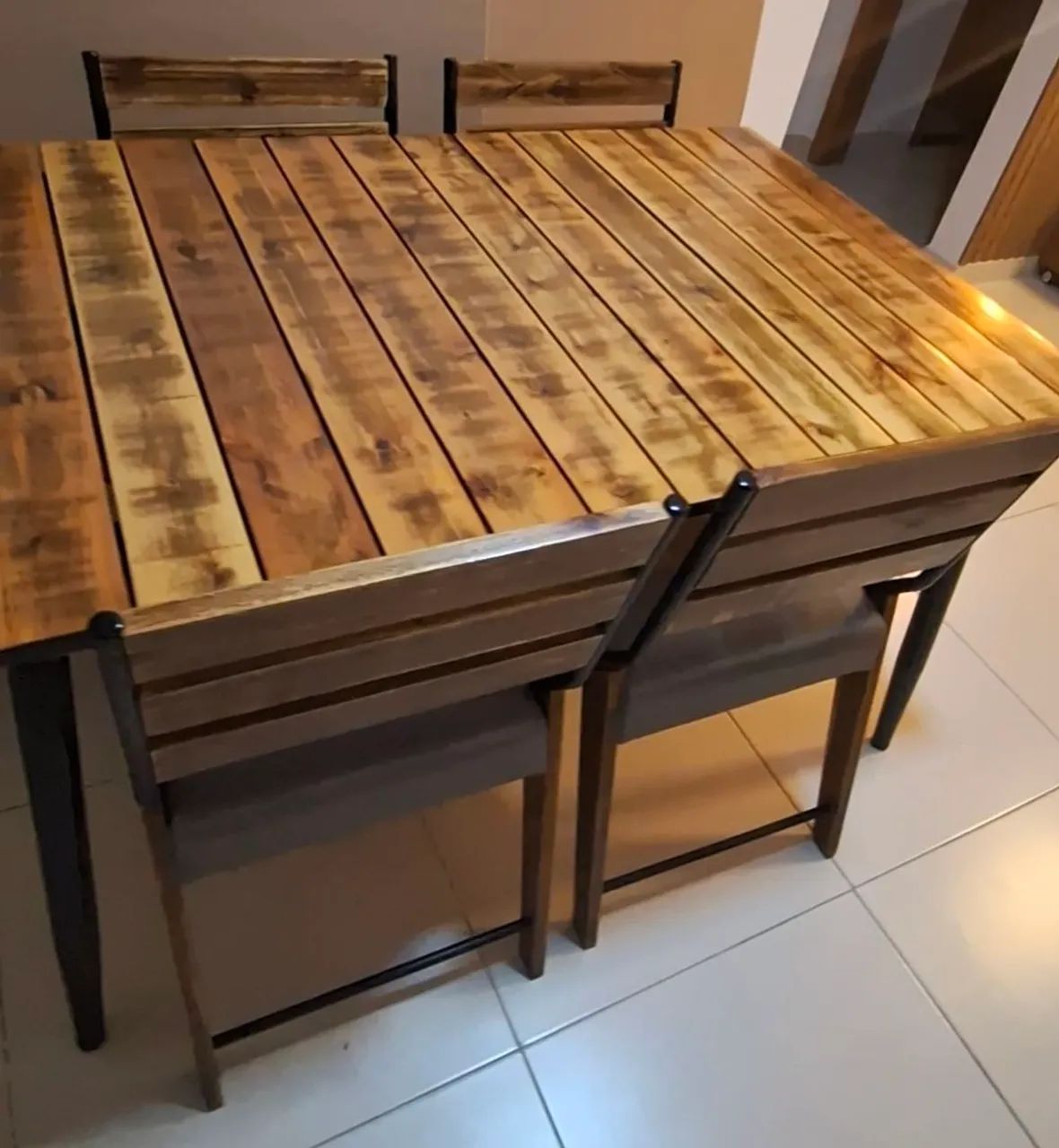 Jogo de 4 cadeiras com linda mesa rústica.  - Foto 2