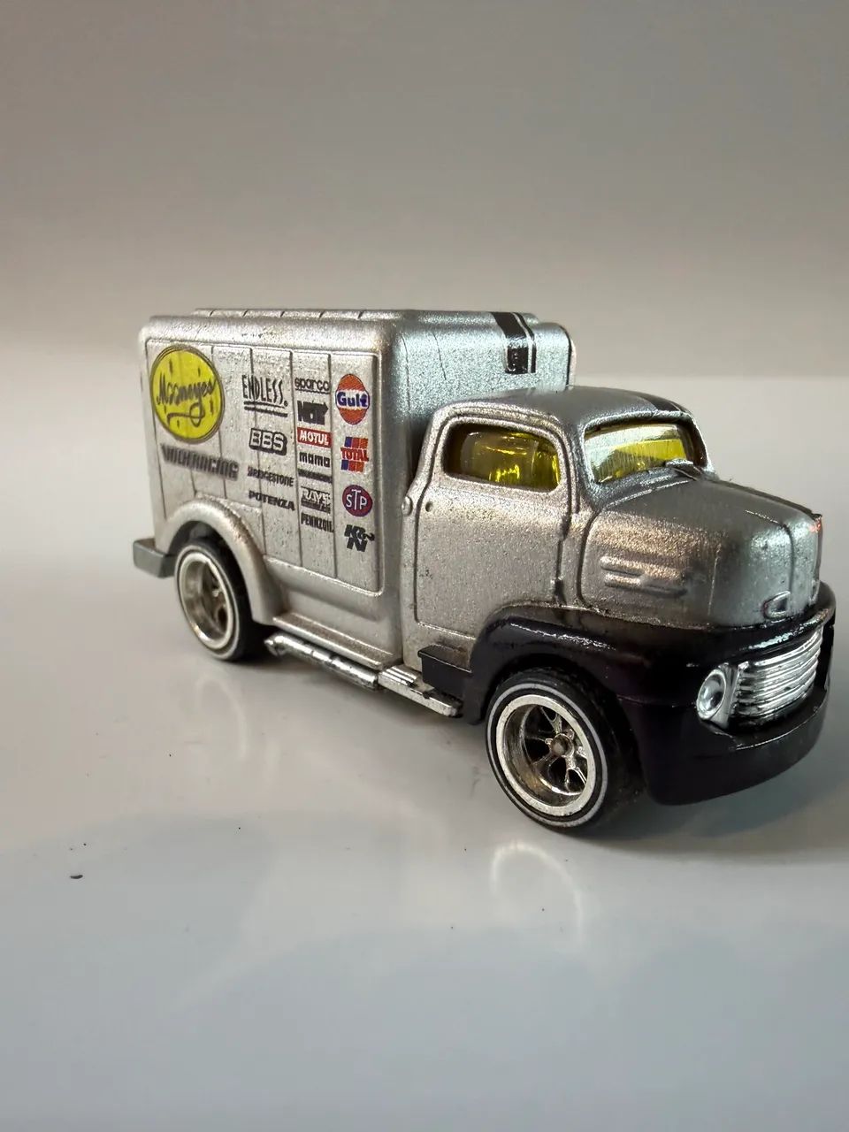 Hot wheels 49 Ford C.O.E custom com pneu de borracha mooneyes - Foto 5