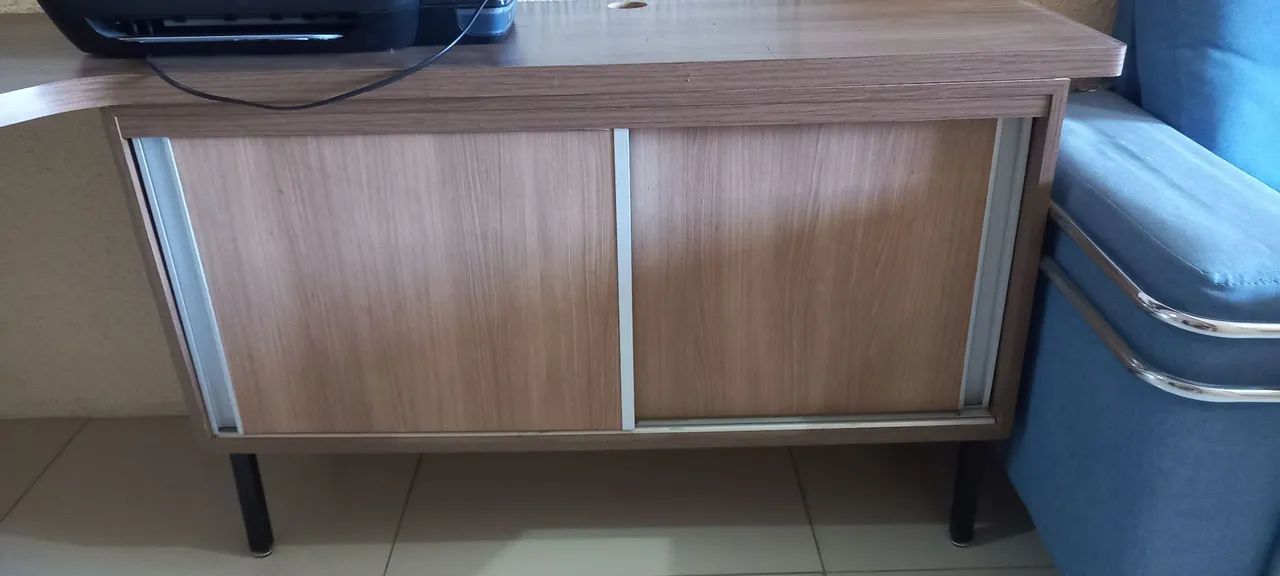 Mesa de escritório com gaveteiro e estante - Foto 5