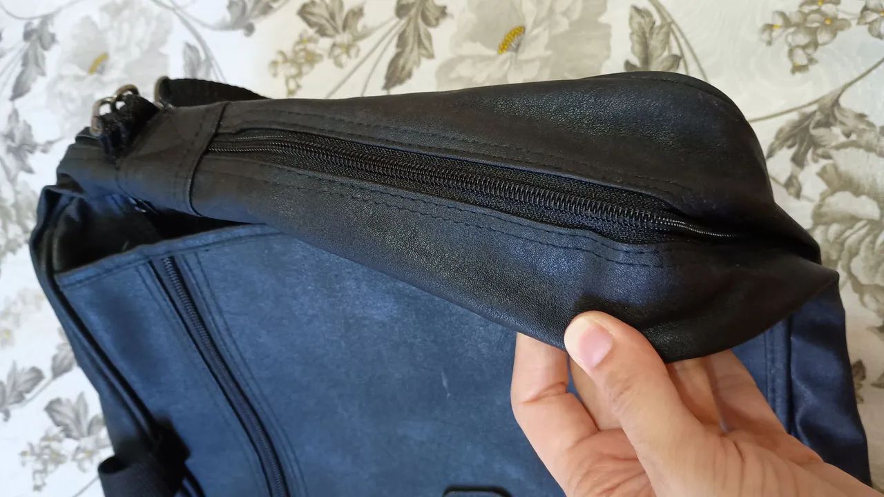Bolsa estilo carteiro preta - Foto 4