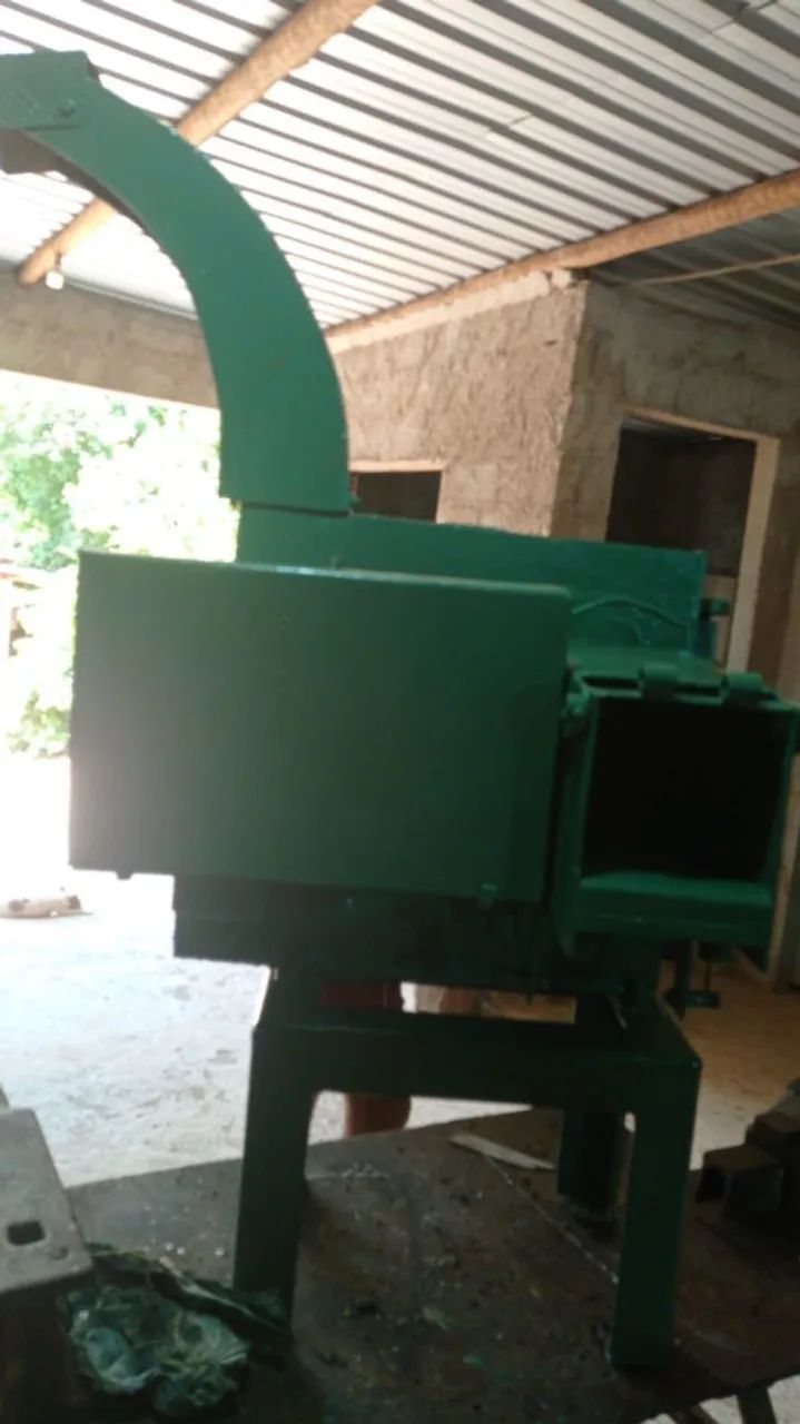 Vende-se máquina picadeira/enciladeira de capim. 