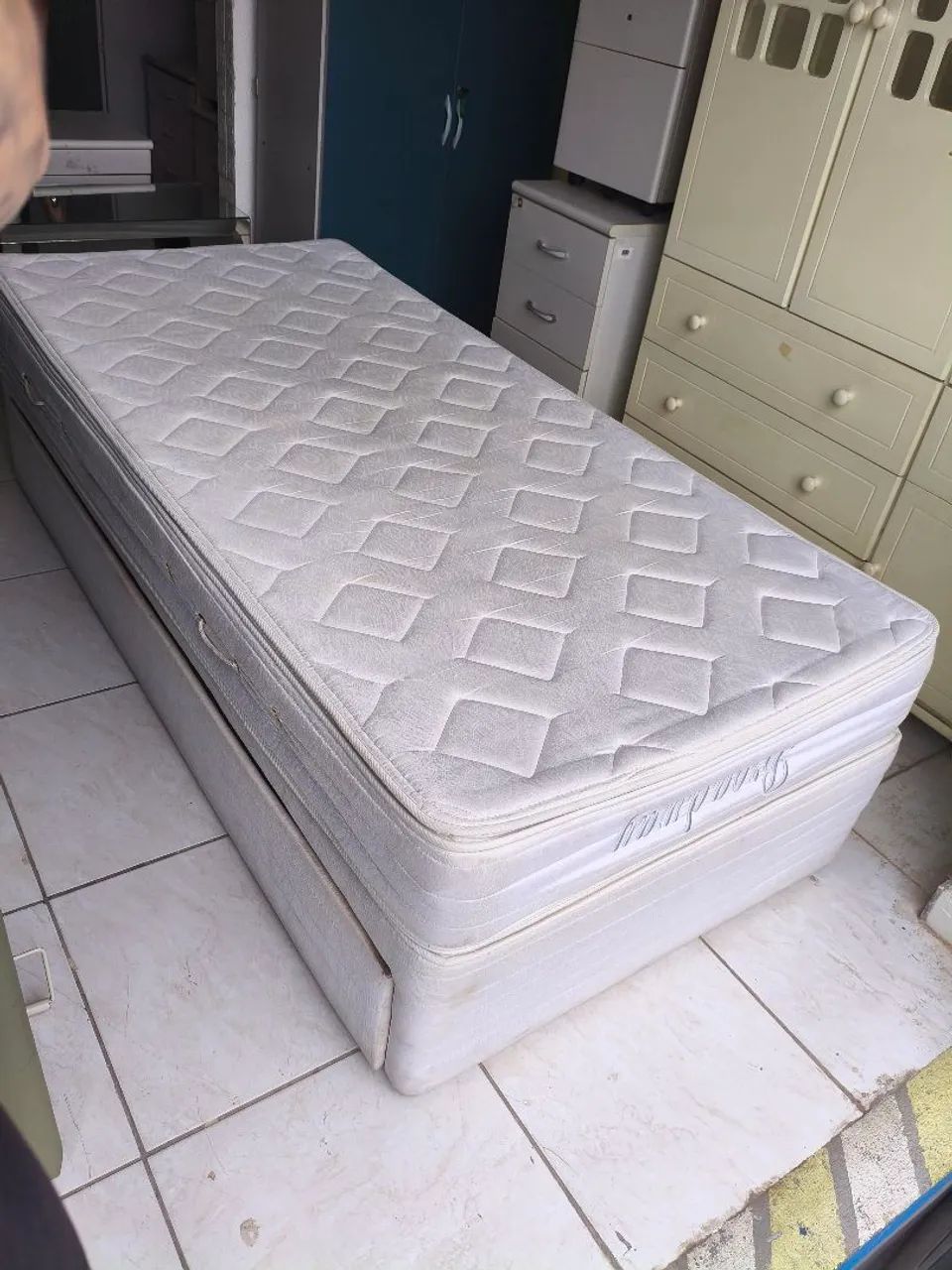 Box solteiro com colchão e auxiliar 