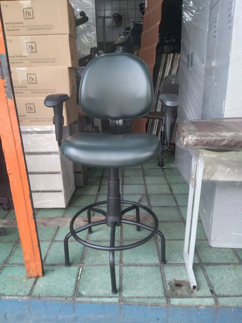 Cadeira caixa alta portaria supermercado 