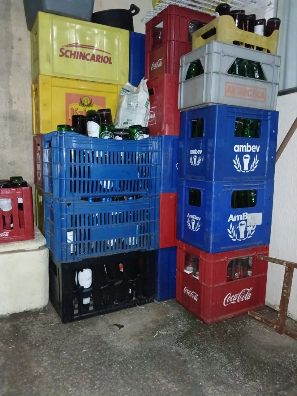 Engradados de cerveja e coca