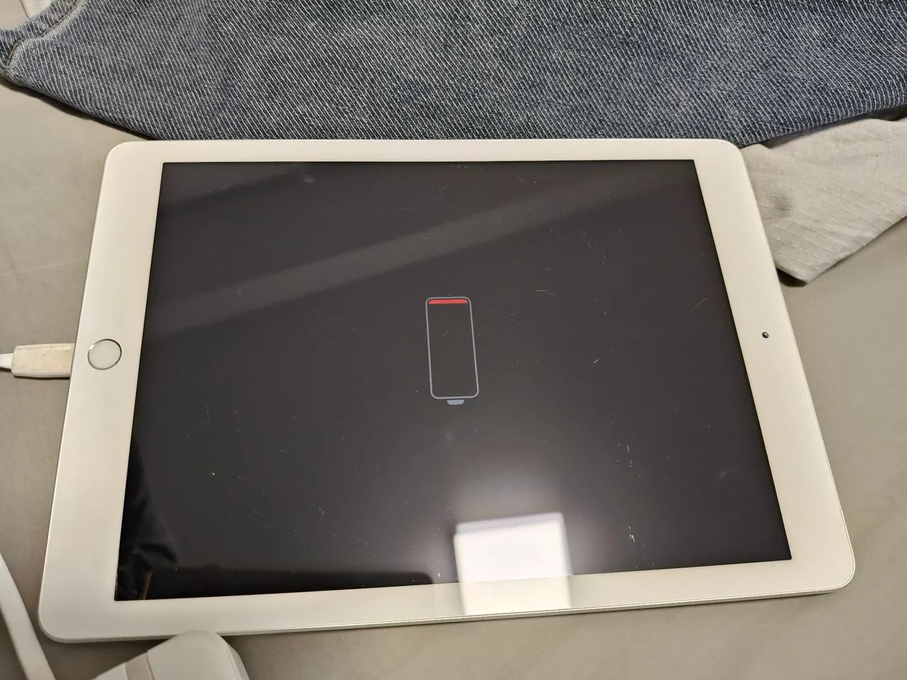 iPad 6ª Geração 128GB Wi-Fi + Cellular - Prata - Foto 2