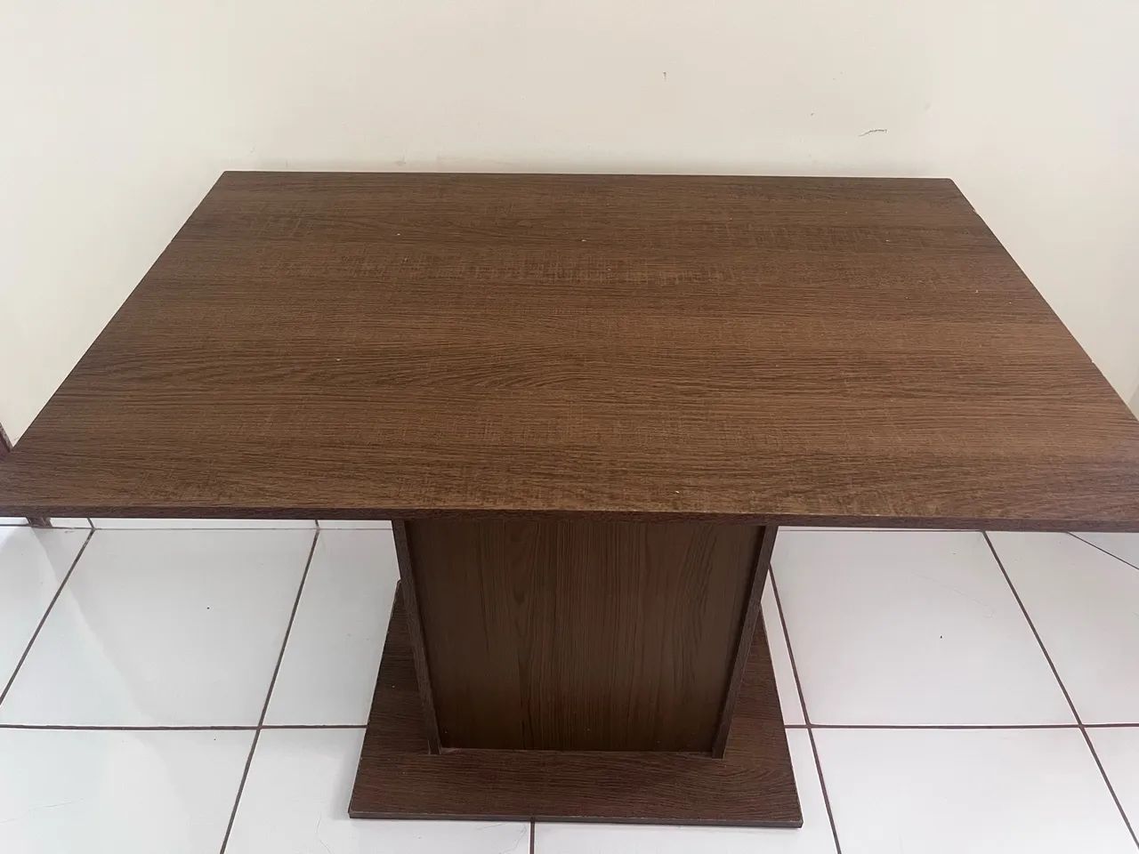 Mesa com quatro cadeiras 