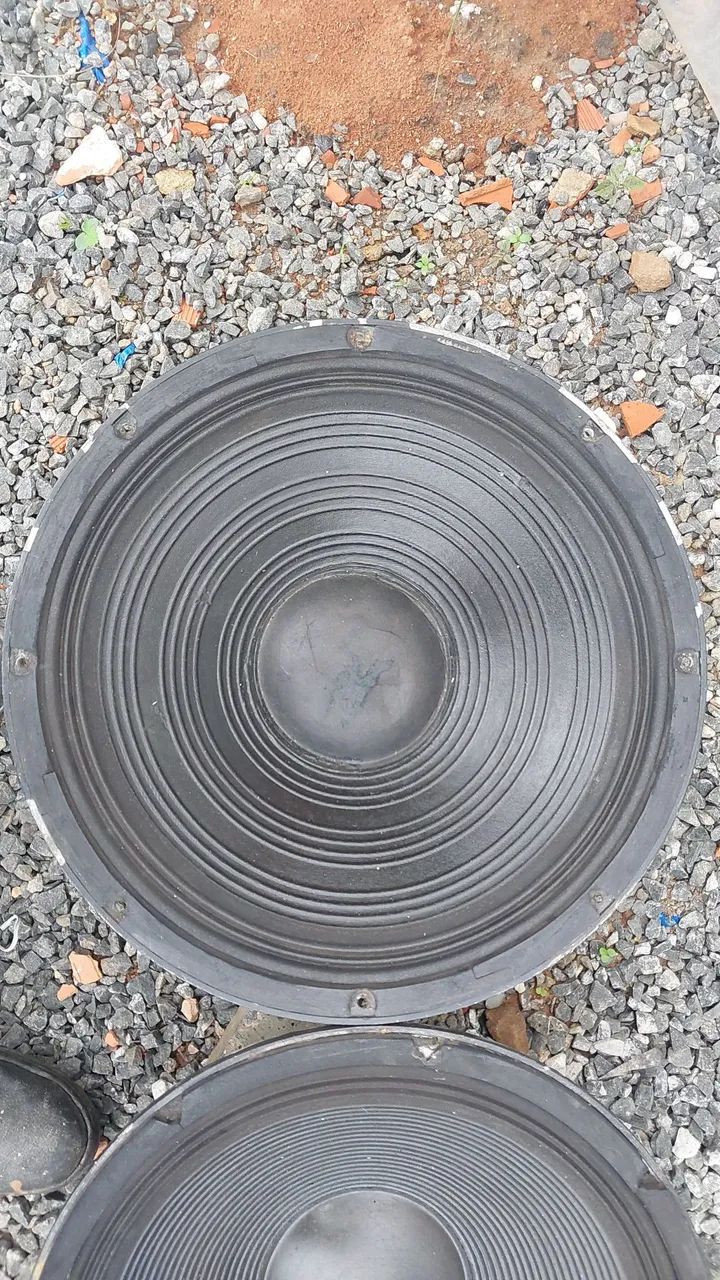 Auto falantes de 18" polegadas.