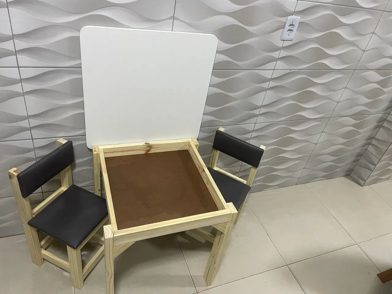 Mesa infantil mdf, com cadeiras estofadas - Foto 2