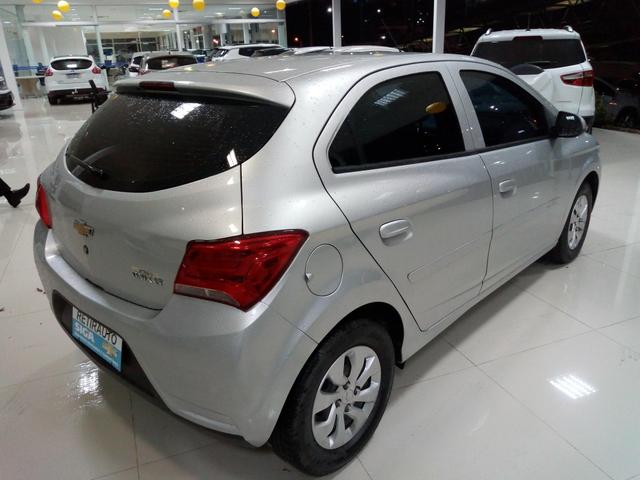 Procurar Anderson - Onix lt 1.0 16/17 completo - prata so57.915km - confira - - Foto 4
