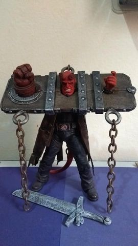Boneco Hellboy - Mezco Toys