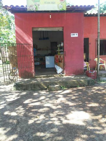 Vende-se uma casa com terreno grande ; motivo :saúde
