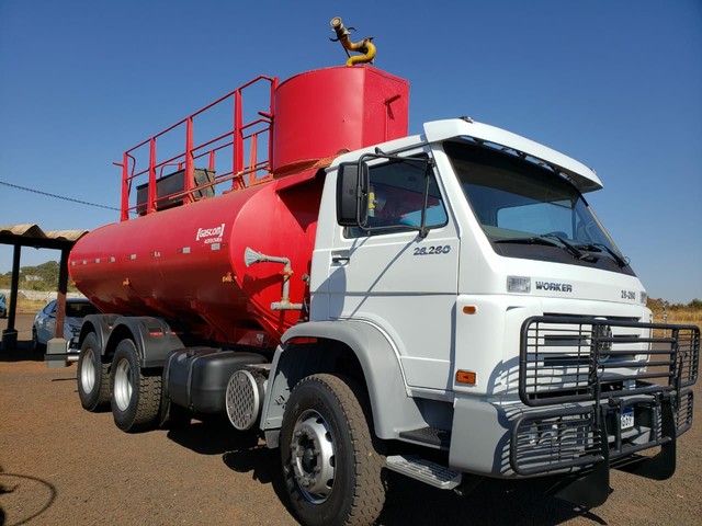 CAMINHÃO VOLKSWAGEN 6X4 ANO 2012
