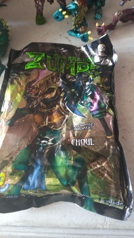 Bonecos gladiador e zumbi dtc 6 bonecos - Foto 5