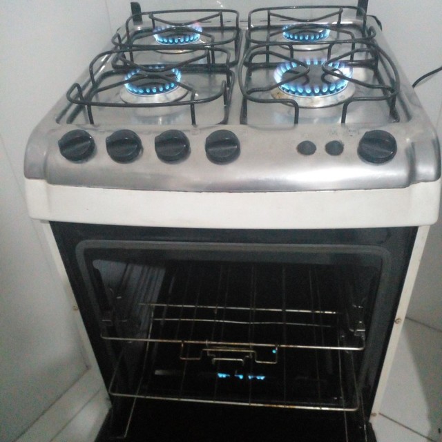 Fogão Electrolux 4 bocas muito bom