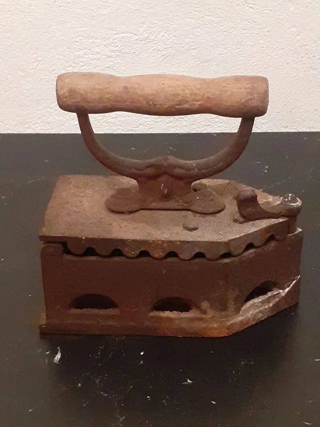 Ferro de Passar Roupas à Carvão Peça para Colecionadores 