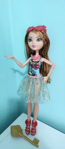 Boneca ever after high usada Ashilyn Ella com acessórios de acordo