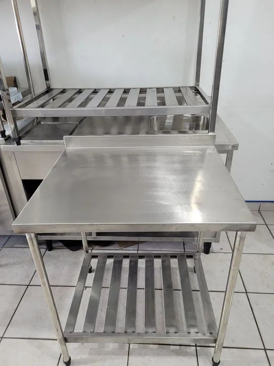 MESA INOX 304 COM PANELEIRO GRADEADO 