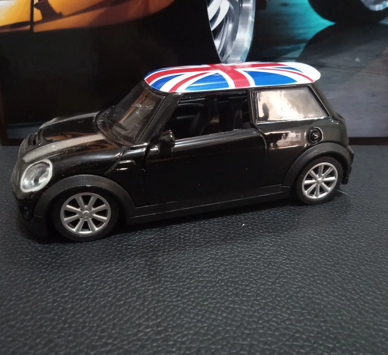 Carrinho Miniatura Mini Cooper preto com bandeira britânica - Brinquedo de coleção