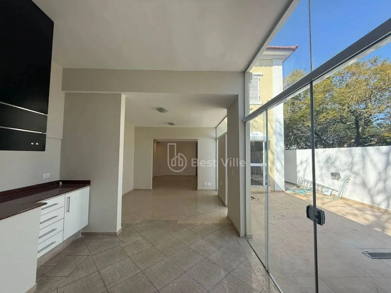 Casa Mobiliada à venda com 3 quartos sendo 1 suíte, 180m² - Condomínio Tamboré 4 - Alphavi