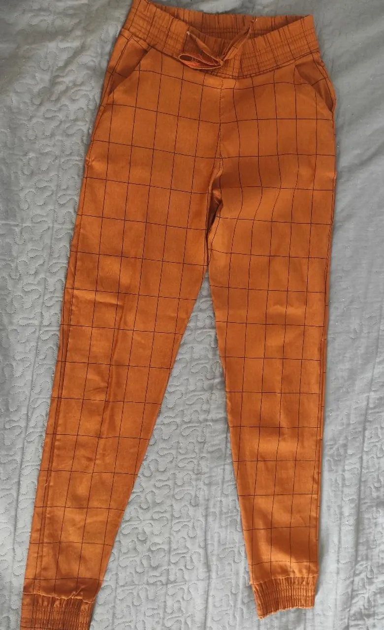 Calça na cor terracota com estampa xadrez
