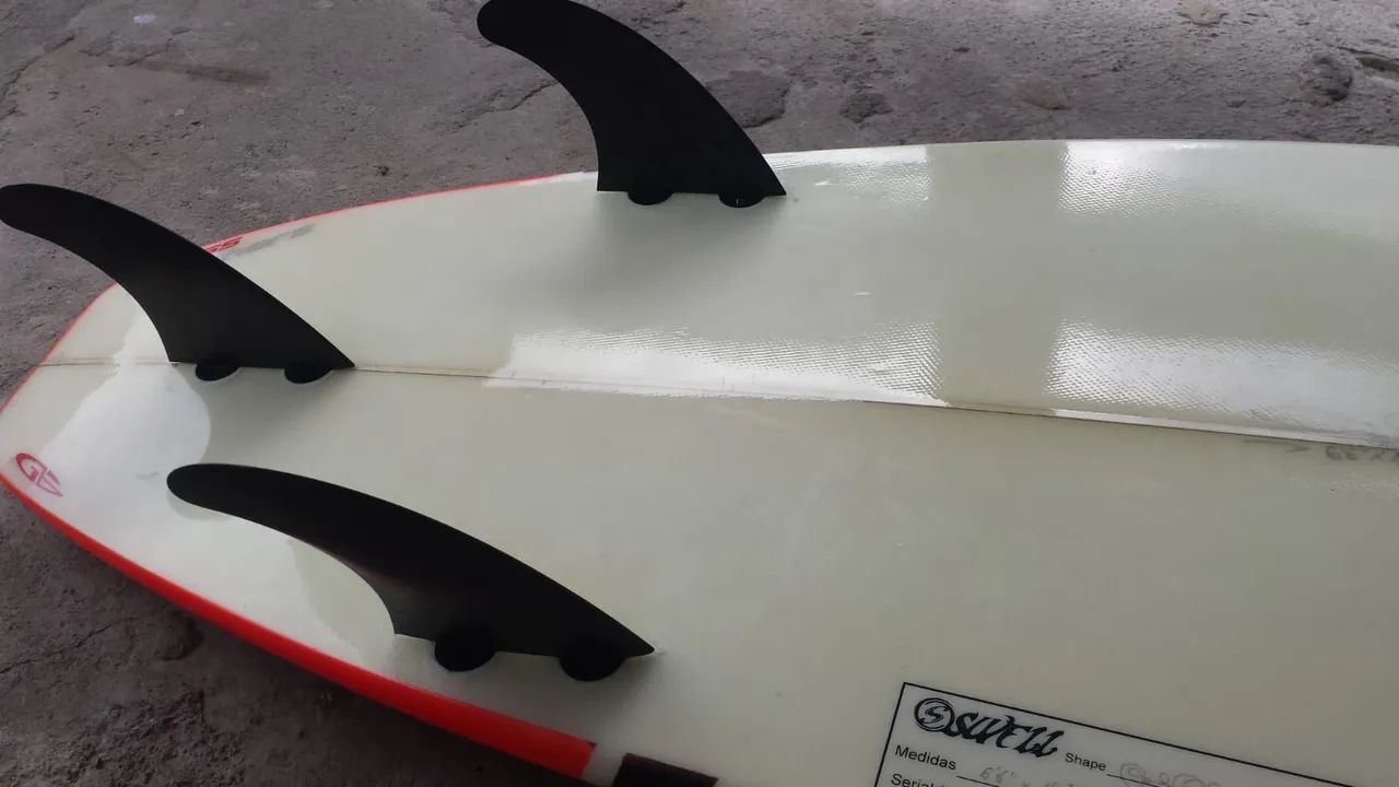 Prancha de Surf SWELL 6'6 - Single Concave, com capa e em bom estado! - Foto 2