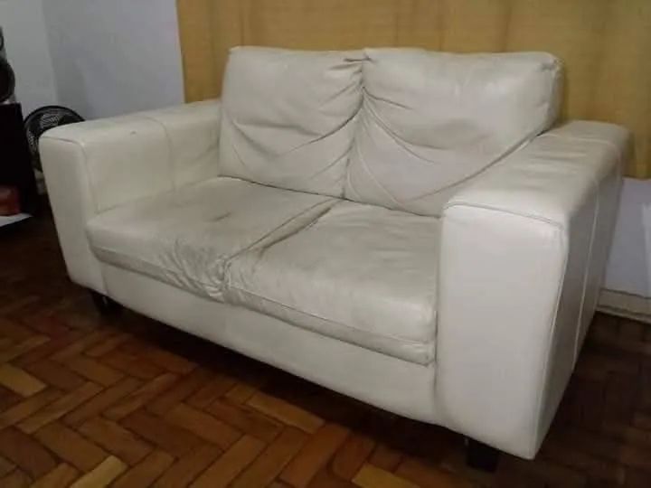 Sofá da Tok Stok de Couro Legítimo Branco 2 Lugares Amplos Leia o Anúncio  - Foto 2