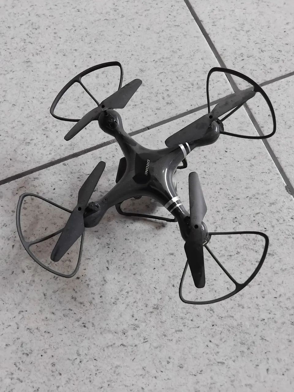 Drone com proteção para hélices