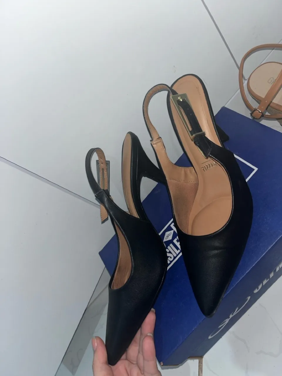 Vendo dois sapatos 38 por 60 reais
