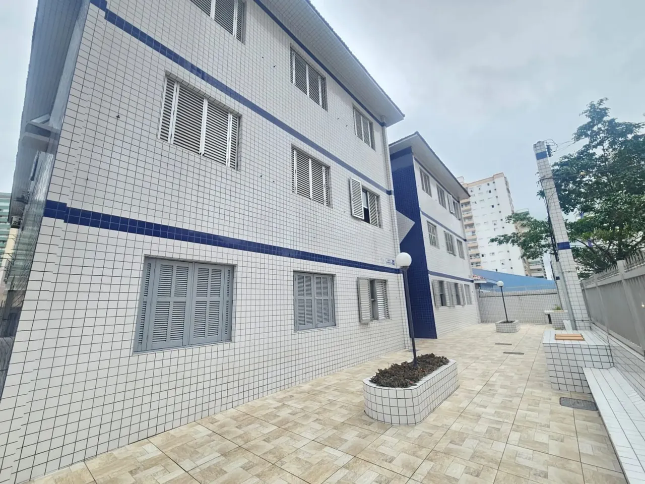 Kitnet linda para locação na Guilhermina, Praia Grande-SP: espaço amplo, 1 banheiro, 37m².