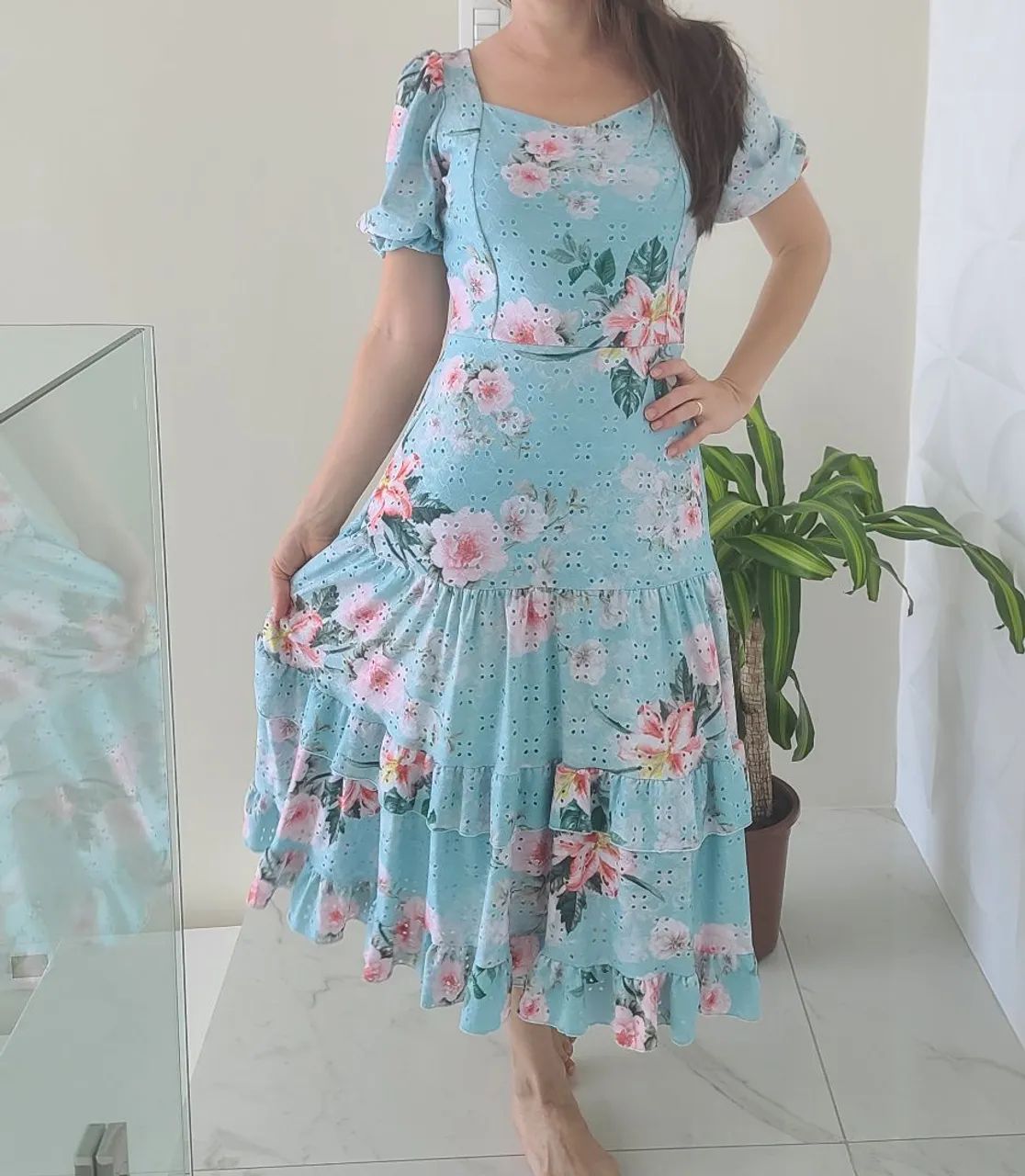 Vários vestidos  moda modesta conservados. 