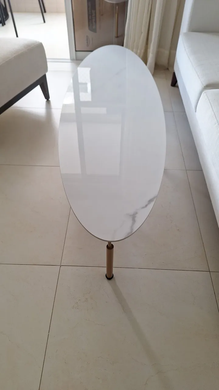 Mesa de centro oval de mármore