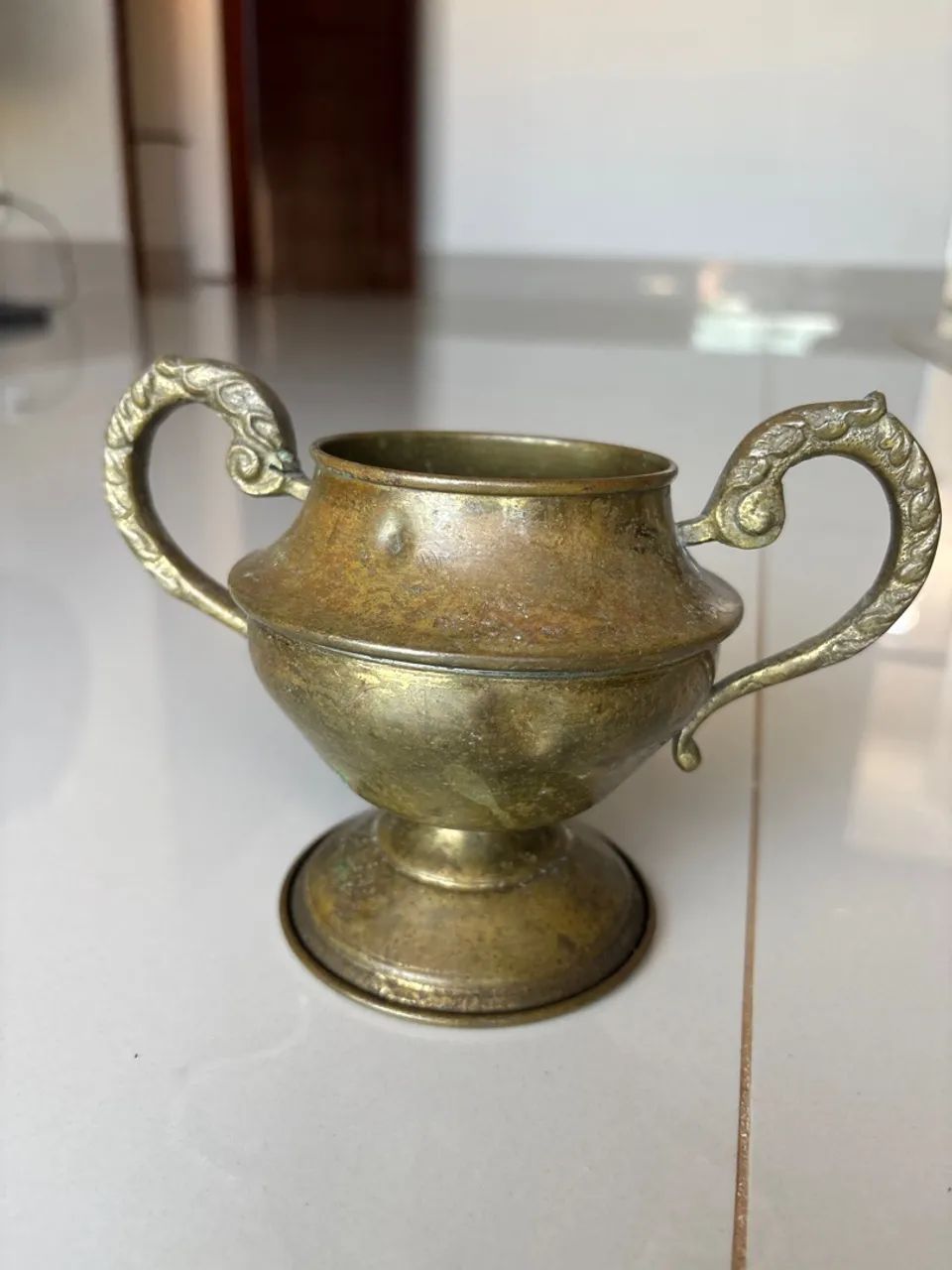 Vaso decorativo de metal  romano 