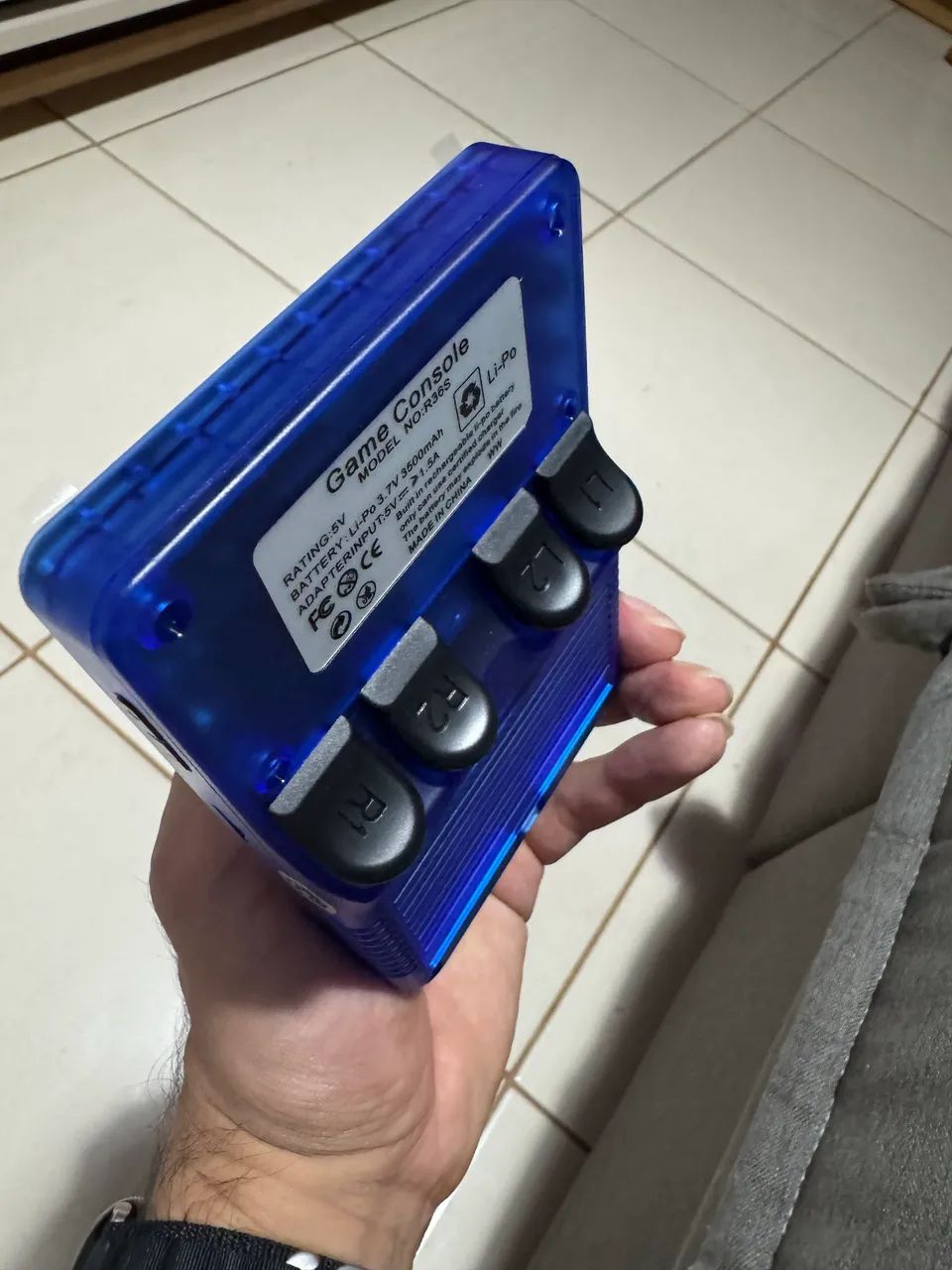R36s ORIGINAL (NOVO NA CAIXA) Console Portátil Retrô  - Foto 4