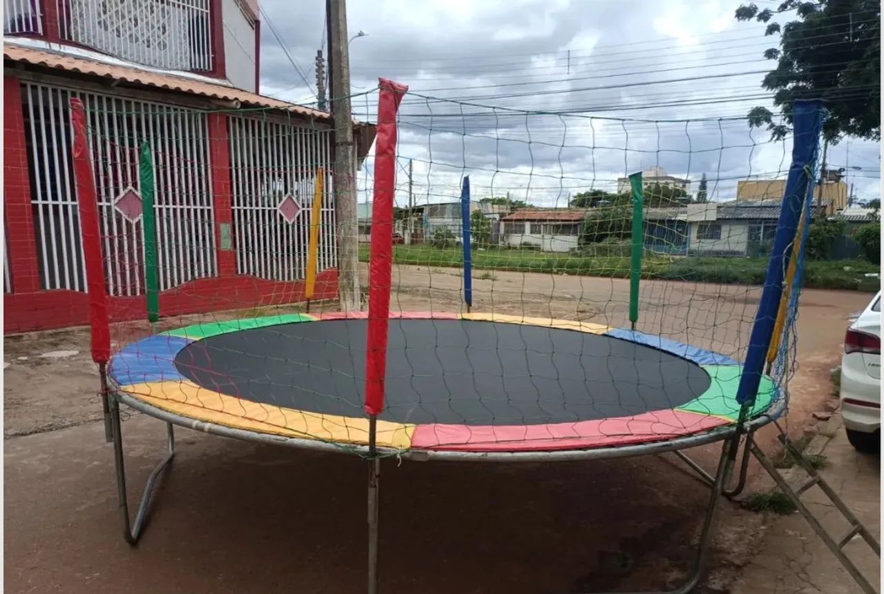 Aluguel de mesas e cadeiras e cama elástica - Foto 2