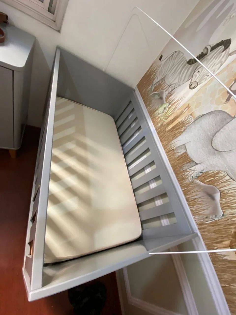 Lindo berço vira cama cinza - Foto 4