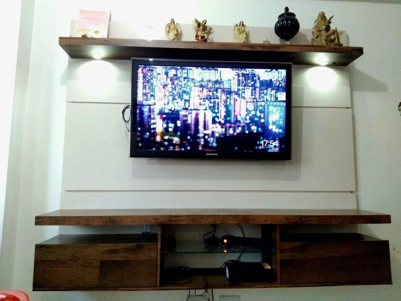 Painel de TV com prateleira e nichos