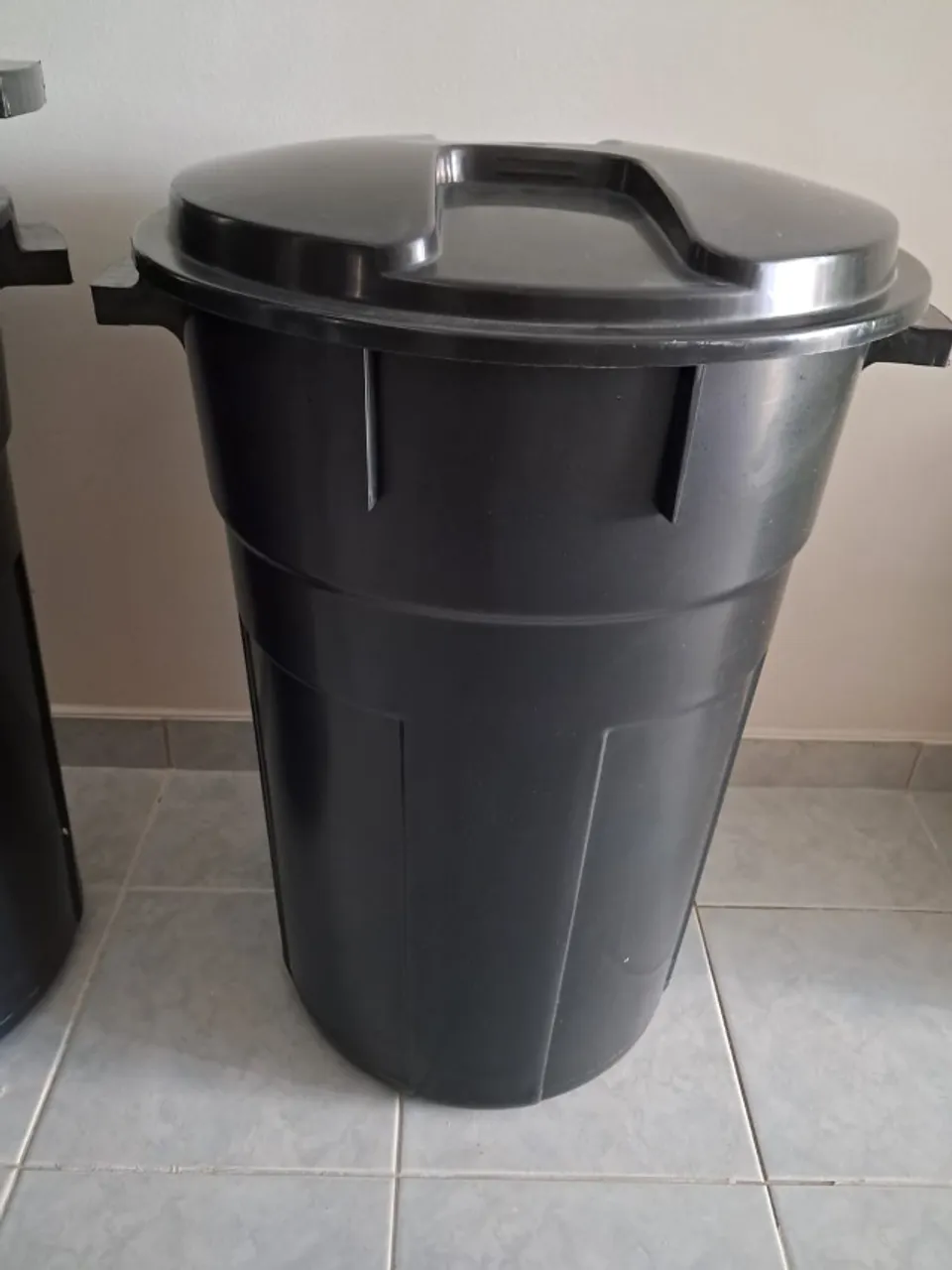 Cesto tambor preto com tampa 100L