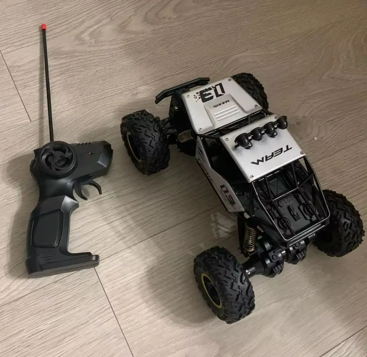 Carrinho de Controle Remoto Off-Road - Diversão Garantida!