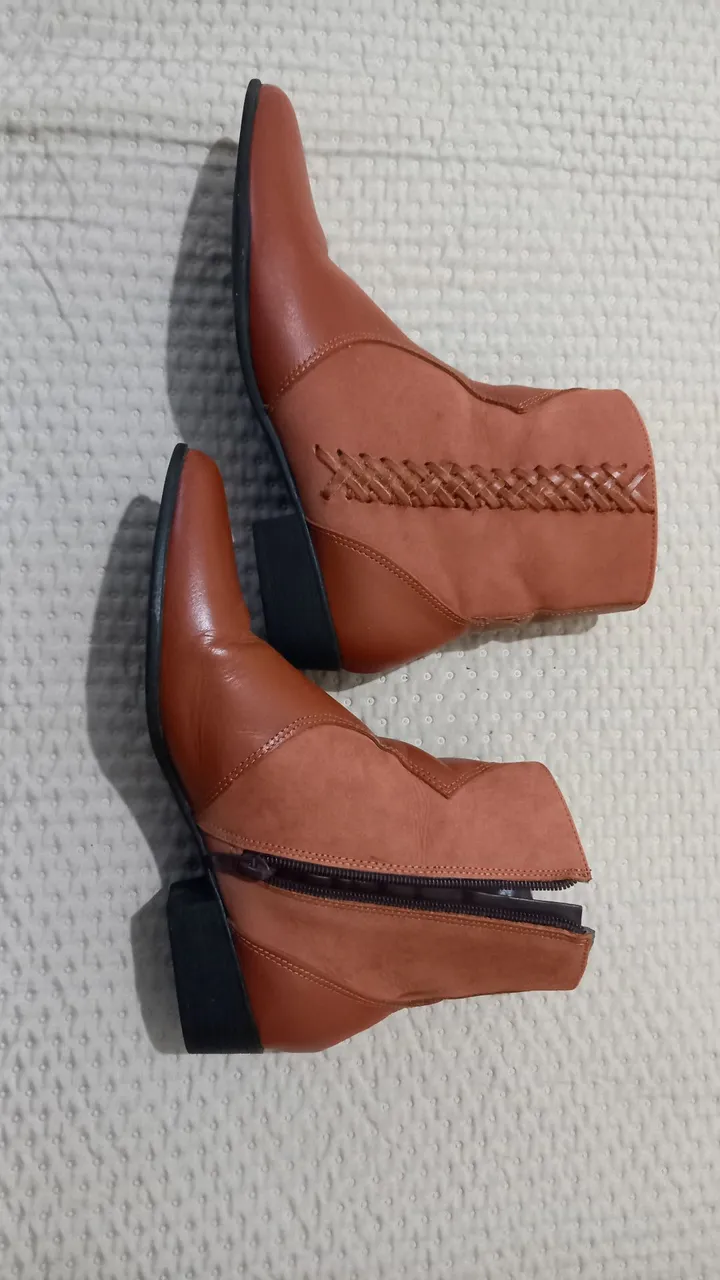 Botas de Couro Marrom - Elegância e Estilo