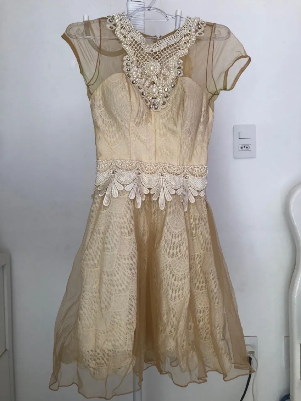 Vestido de renda dourado para festa