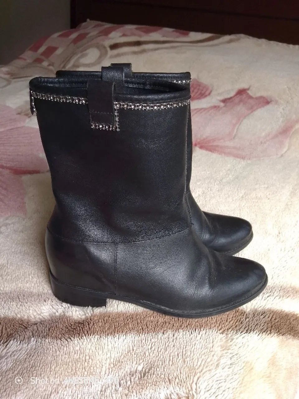Bota Arezzo 35 em couro com salto