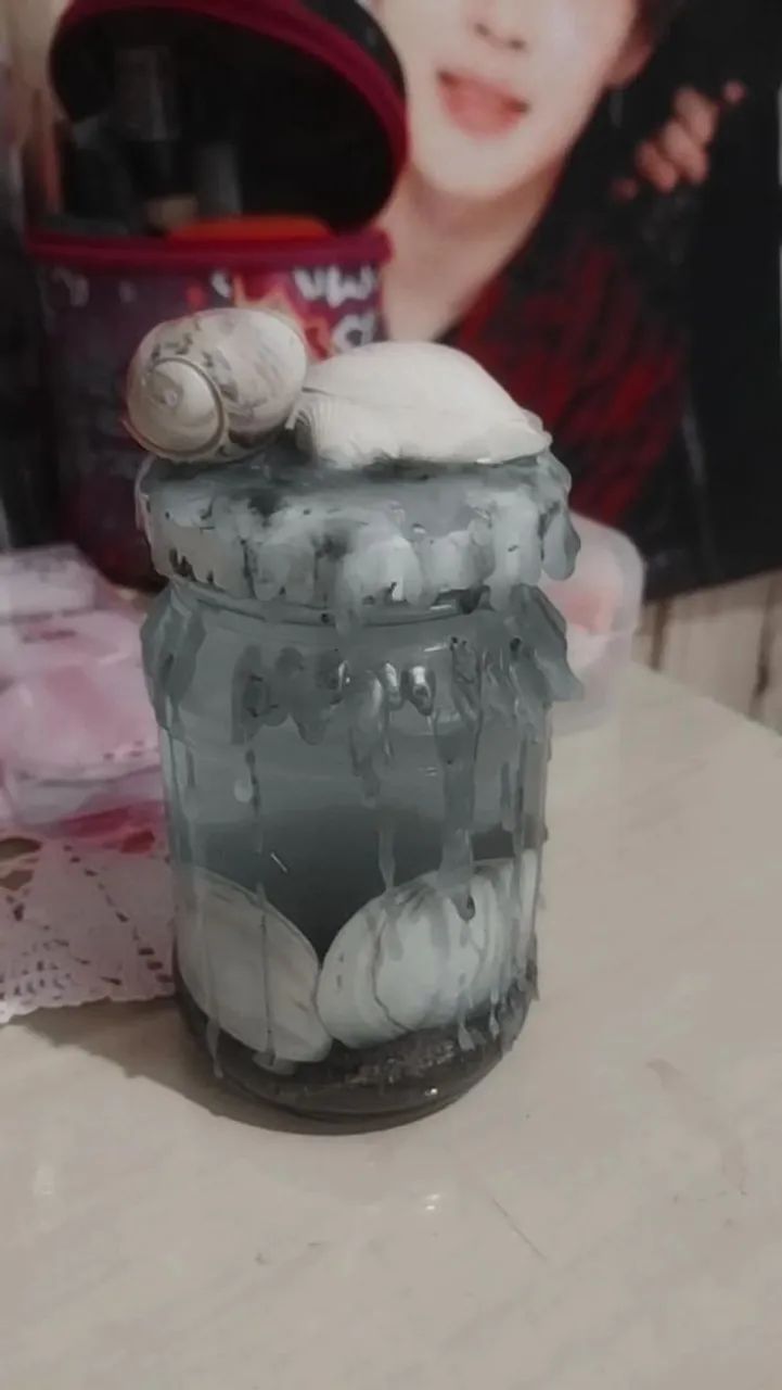 Mar em vidro decorado com conchas 