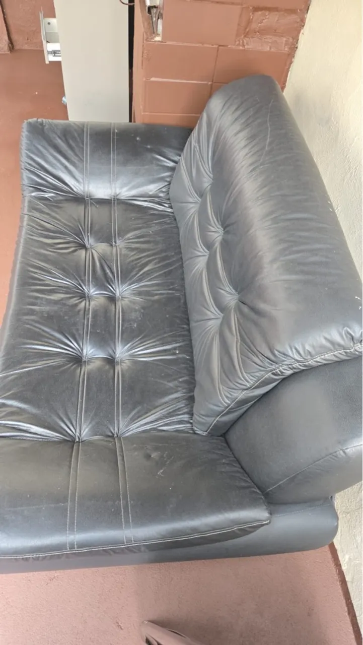 Sofá Clássico de Couro Preto