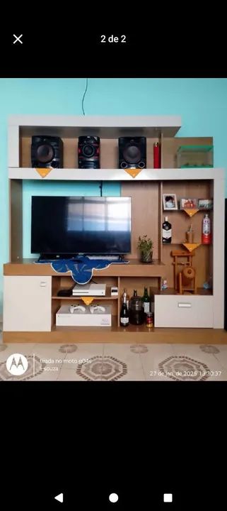 Estante de maeira com prateleiras e espaço para TV - Foto 2